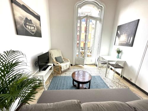 - un salon avec un canapé et une table dans l'établissement Barcelona Central Apartments, à Barcelone
