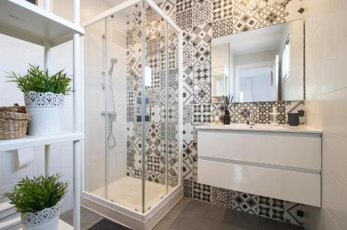 a bathroom with a shower with a sink and a mirror at Cayo Coco Yodo - 2 min walk to the beach in Torreguadiaro