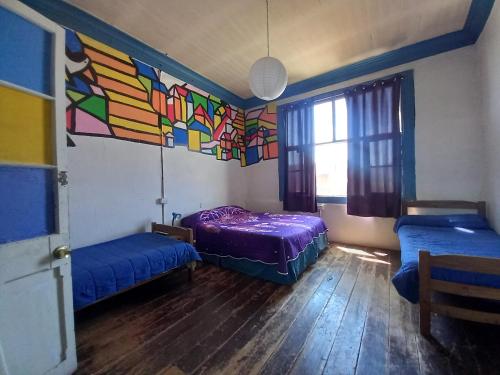 Pokój z 2 łóżkami i oknem w obiekcie Casaclub Hostel w mieście Valparaíso