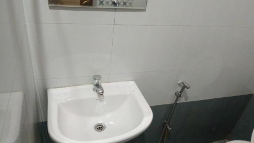 łazienka z białą umywalką i toaletą w obiekcie MR Resort Room type w mieście Utakamand