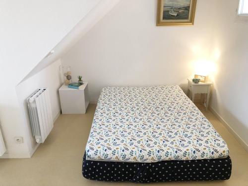 een kleine slaapkamer met een bed in een kamer bij Ocealine, Proche plages, Vue Salines, U71 in Carnac