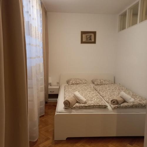 sypialnia z białym łóżkiem z 2 poduszkami w obiekcie Apartment Blue Moon w Lublanie