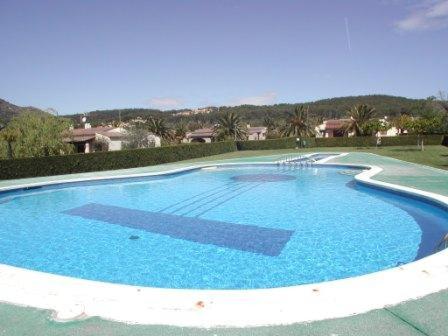 une grande piscine d'eau bleue dans l'établissement Las Palmeres 6, à Torroella de Montgrí