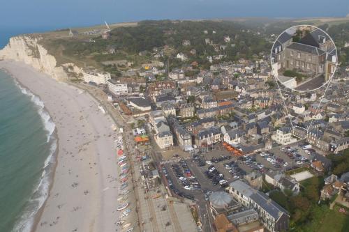 una vista aérea de una playa con una ciudad en Maison cosy vue mer à 50m de la plage, en Étretat