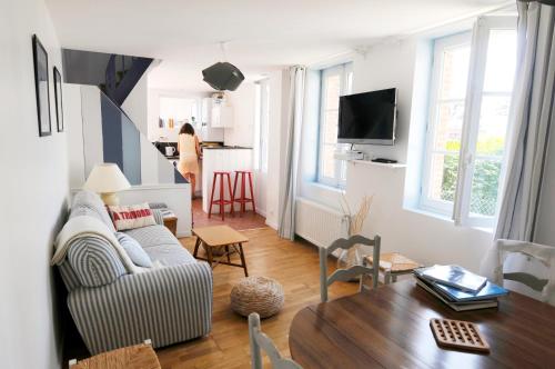 un salon avec un canapé et une table dans l'établissement Maison cosy vue mer à 50m de la plage, à Étretat