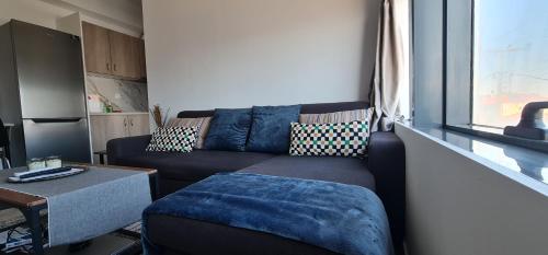 sala de estar con sofá y mesa en ΑΘΗΝΑ A7, en Katerini