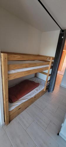 - un ensemble de lits superposés dans une chambre dans l'établissement Les Terrasses du Grand Bleu,6 pers, parking, piscine, au Cap d'Agde