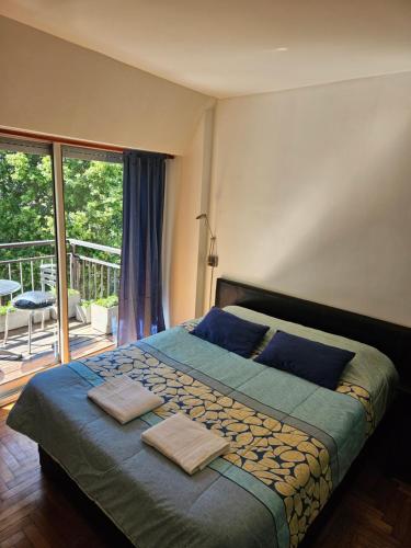 Tempat tidur dalam kamar di Jazzy-Depto con balcón en Recoleta