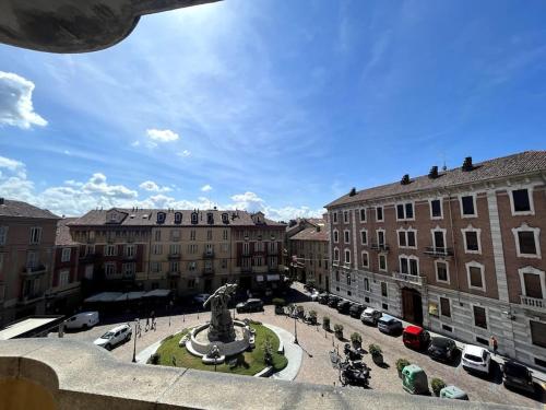 Blick auf eine Stadt mit Gebäuden und einem Brunnen in der Unterkunft Appartamento nel cuore di Asti in Asti