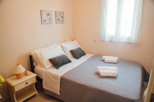 Villa Elena في Áfra: غرفة نوم عليها سرير وفوط