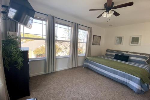 een slaapkamer met een bed en een plafondventilator bij House # 55 On Lake Time (no pets) in Centre