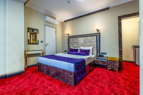 Ένα ή περισσότερα κρεβάτια σε δωμάτιο στο Sisli Form Hotel