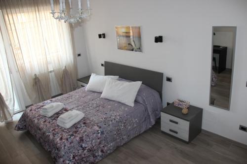 奧斯蒂亞的住宿－Appartamento Via dei Fabbri Navali，一间卧室配有一张床,上面有两条毛巾