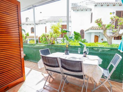 uma mesa e cadeiras na varanda de uma casa em Gala Apartment by Hello Homes Sitges em Sitges