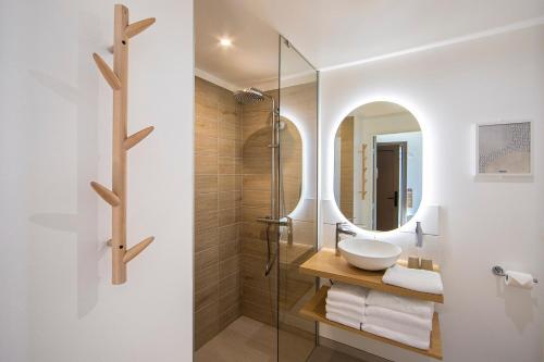 a bathroom with a sink and a mirror at Hôtel Ecolodgee in Chasseneuil-du-Poitou