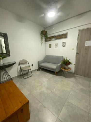 a living room with a couch and a table at Apto Boho in Cartagena de Indias