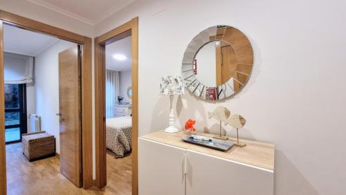 um espelho em cima de uma cómoda num quarto em Apartamento Rompeolas em Llanes