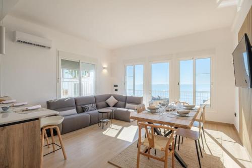Khu vực ghế ngồi tại Elegancia y lujo frente al mar.