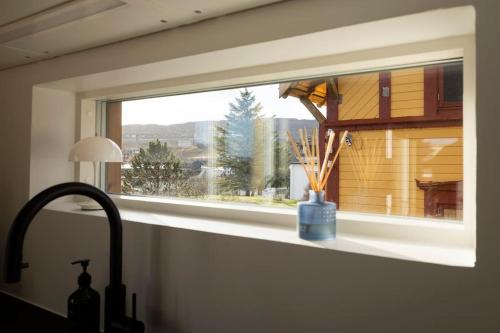 - une fenêtre dans la cuisine avec vue sur la cour dans l'établissement New TOP FLOOR Apartment in the centre of Tórshavn, à Tórshavn