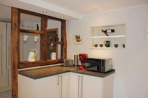 Halverにあるexklusive Ferienwohnungの電子レンジ付きのカウンタートップを備えたキッチン