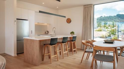 cocina y comedor con mesa y sillas en Beautiful urban apartment 2, en Nelson