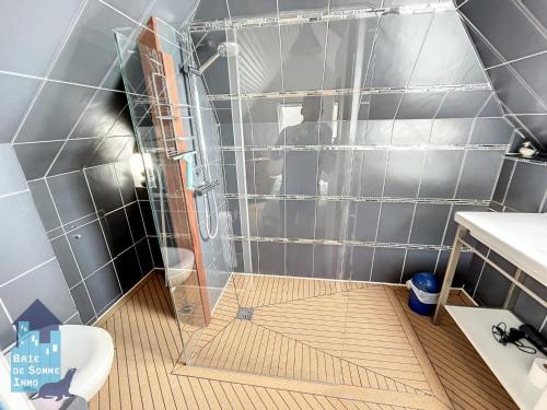 een douche met een glazen deur in de badkamer bij Echappée en Baie de Somme - vue magnifique sur la Baie in Saint-Valery-sur-Somme