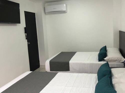 Una cama o camas en una habitación de Hotel Mar Inn Cali