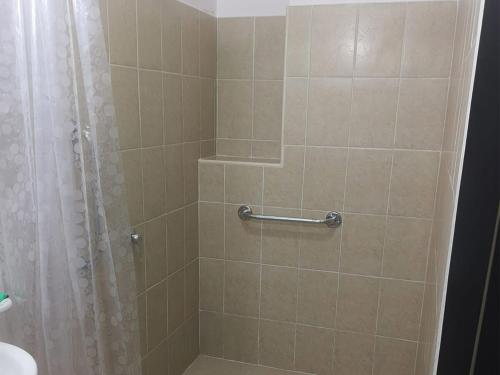 uma casa de banho com chuveiro e cortina de chuveiro em Hotel Mar Inn Cali em Cali