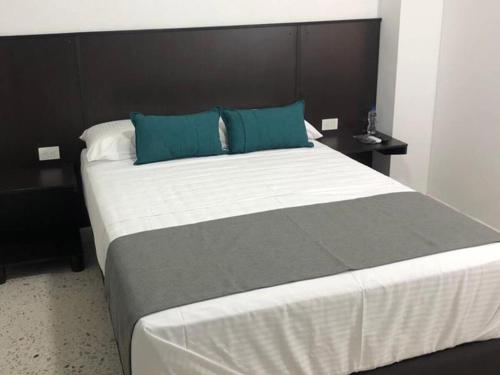 Una cama o camas en una habitación de Hotel Mar Inn Cali