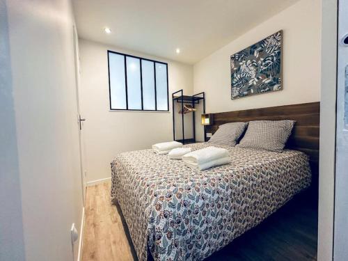 - une chambre avec un lit et 2 oreillers dans l'établissement Le Héron - Élégance - Confort moderne - 2RFHomes, à Château-Thierry