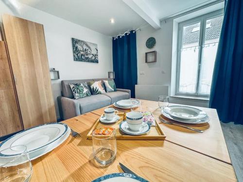 d'un salon avec une table et des plaques de cuisson. dans l'établissement Le Héron - Élégance - Confort moderne - 2RFHomes, à Château-Thierry