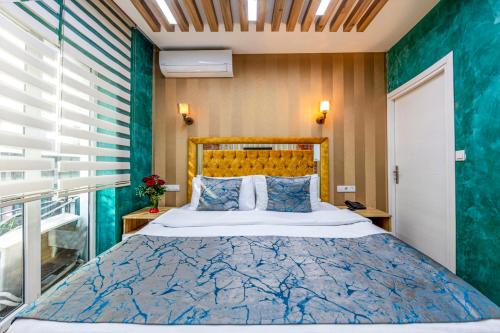 Ένα ή περισσότερα κρεβάτια σε δωμάτιο στο Sisli Form Hotel