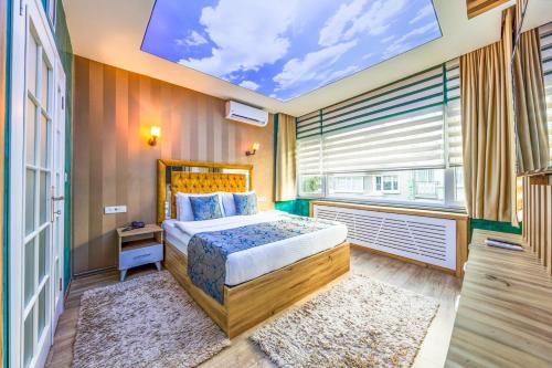 een slaapkamer met een bed en een dakraam bij Sisli Form Hotel in Istanbul