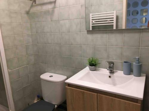 La salle de bains est pourvue de toilettes et d'un lavabo. dans l'établissement Les pieds dans l eau accès à la plage depuis la résidence, à Trébeurden