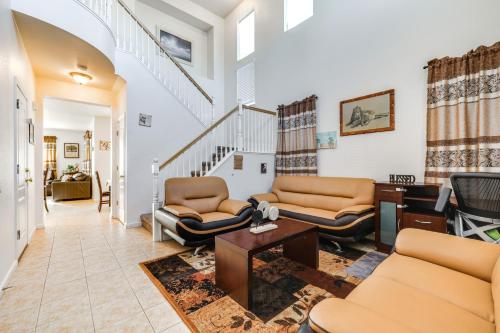 Ruang duduk di Spacious Turlock Home about 1 Mi to University!