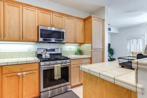Dapur atau dapur kecil di Spacious Turlock Home about 1 Mi to University!