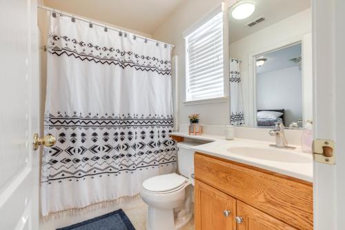 Bilik mandi di Spacious Turlock Home about 1 Mi to University!