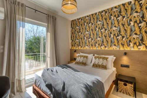1 dormitorio con cama y ventana grande en Deluxe Seaside Condo for 4, en Kandia