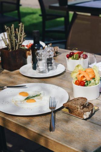 圣玛丽亚纳瓦雷兰希亚度假酒店的一张桌子,上面放着两盘食物和一盘面包
