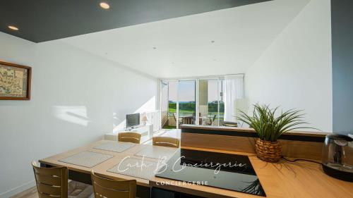 d'une salle à manger avec une table et un bureau. dans l'établissement LE HUBLOT face mer et proche centre ville, à Concarneau
