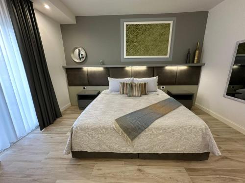 a bedroom with a large bed in a room at Evergreen Laguna Vain-Lezhe in Lezhë