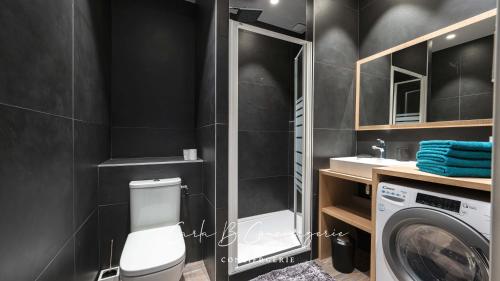 La salle de bains est pourvue de toilettes et d'un lave-linge. dans l'établissement LE HUBLOT face mer et proche centre ville, à Concarneau