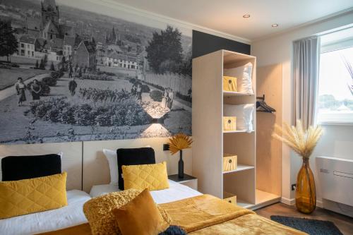 Hotel Grupello في جيرادسبرجن: غرفة نوم فيها صورة بيضاء وسوداء لساحة معركة