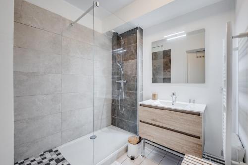 une salle de bain avec douche et lavabo dans l'établissement Bologne by Yumē, à Toulouse