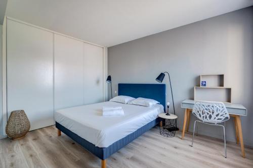 une chambre avec un lit, un bureau et une chaise dans l'établissement Bologne by Yumē, à Toulouse