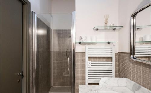 ein Bad mit einer Dusche und einer Glastür in der Unterkunft Borgo di Parma in Parma