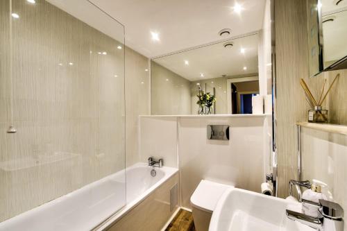 A bathroom at Stylish & Spacious 3 Bedroom Apt in Finnieston, West End