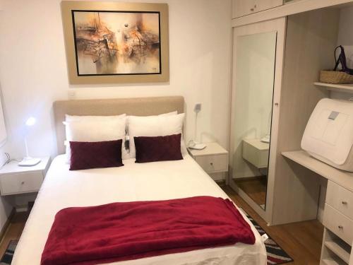 Postel nebo postele na pokoji v ubytování Bright 1BR close to boulevard