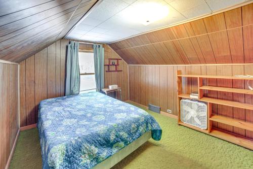 ein Schlafzimmer in einem Boot mit einem Bett und einem Fenster in der Unterkunft Peaceful Channing Retreat 3 Mi to Lake Access! 
