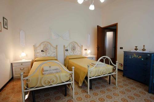 a bedroom with two beds and a blue cabinet at Pierotta Country House Arezzo in Laterina